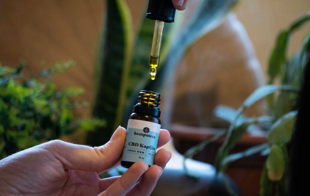 Hvad er CBD olie CBD olie forklaring Hvordan fremstilles CBD olie CBD olie ingredienser CBD olie for begyndere CBD olie dosering CBD olie doseringsvejledning Dosering baseret på vægt Daglig dosis af CBD olie Hvornår skal man tage CBD olie Bivirkninger af CBD olie Mulige bivirkninger af CBD Er CBD olie sikkert CBD olie og helbredsrisici Almindelige bivirkninger ved CBD Er CBD olie lovligt CBD olie regler i Danmark Lovgivning om cannabisolie CBD olie grænser i Danmark Danske love om CBD produkter Forskellen på full-spectrum og isolate Full-spectrum CBD fordele Isolate CBD olie brug Full-spectrum CBD olie forklaret Hvilken CBD olie skal jeg vælge